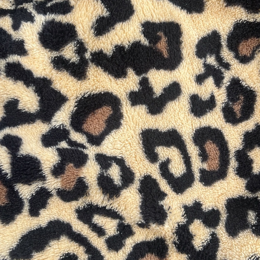❄️ Cheetah Print Fuzzy Robe - Picture 2 of 7